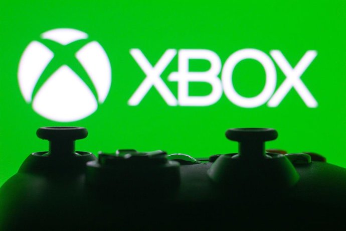 11 de outubro de 2026, Canadá: Nesta ilustração fotográfica, o logotipo do Xbox aparece na tela de um computador, ao lado de um controle de videogame do Xbox.
