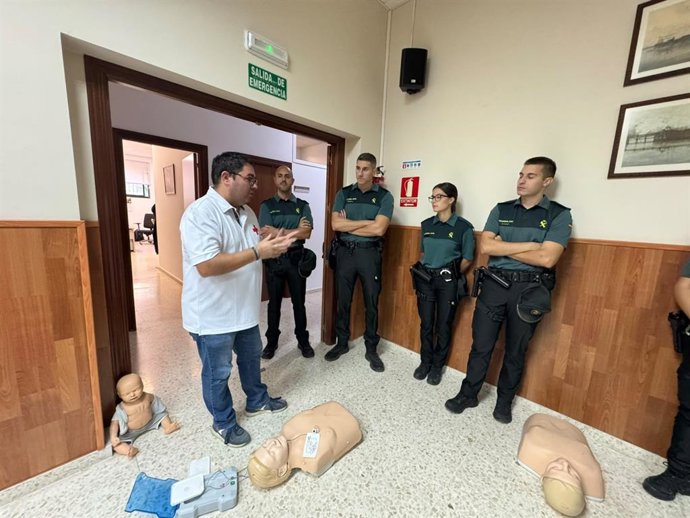 Formación en primeros auxilios de Cruz Roja a agentes de la Guardia Civil de Huelva.
