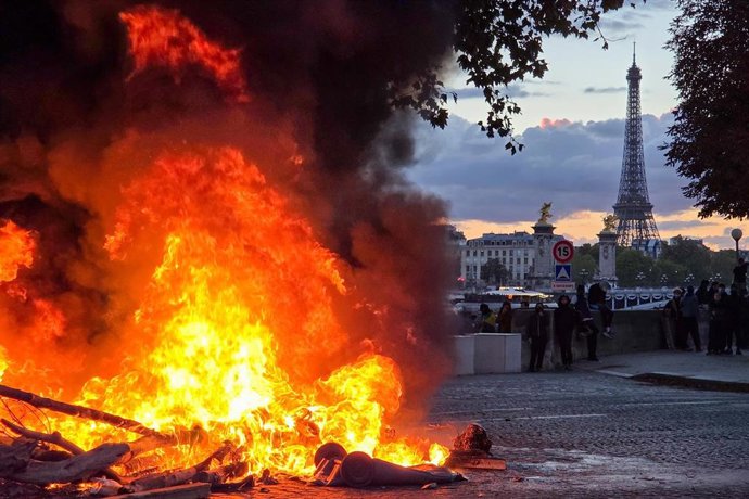FRANCE, PARIS - OCTOBER 17, 2026: People protest against rising fuel prices and falling purchasing power on the city streets,Image: 1144172106, License: Rights-managed, Restrictions: * Switzerland And Russia Rights Out *, Model Release: no  , Credit line: