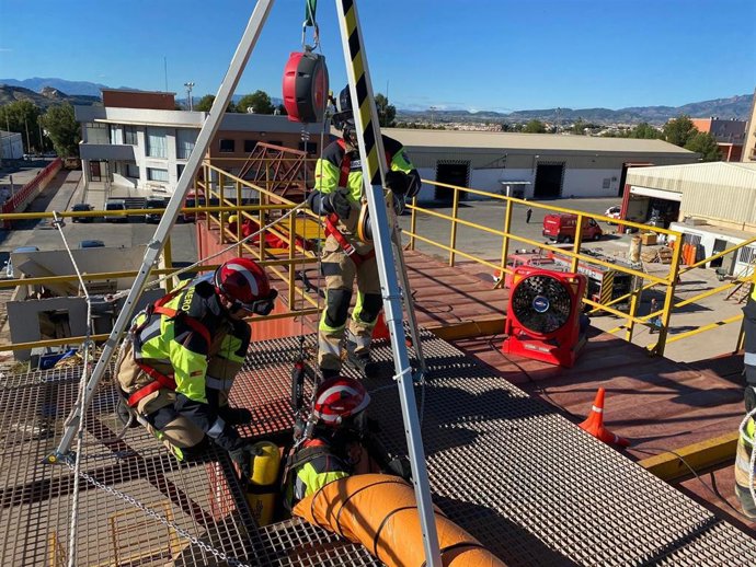 Archivo - Los bomberos del CEIS se forman en rescate en espacios confinados