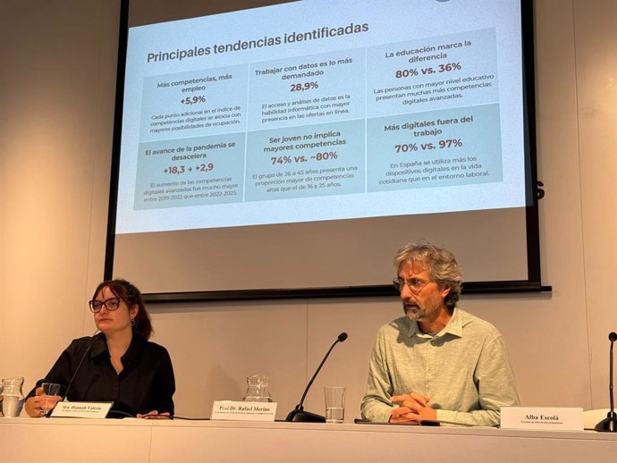 La investigadora social de la fundación, Hannah Valerio, y el coordinador del Grupo de Investigación en Educación y Trabajo de la UAB, Rafael Merino