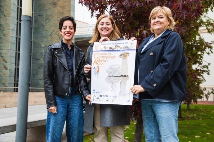 La consejera de Agricultura,, Noemí Manzanos, junto a la alcaldesa de Autol, Catalina Bastida, y la presidenta de la Asociación de Cultivadores de La Rioja, Navarra y Aragón, Rebeca Lavega, presenta las XVI Jornadas del Champñon y Seta
