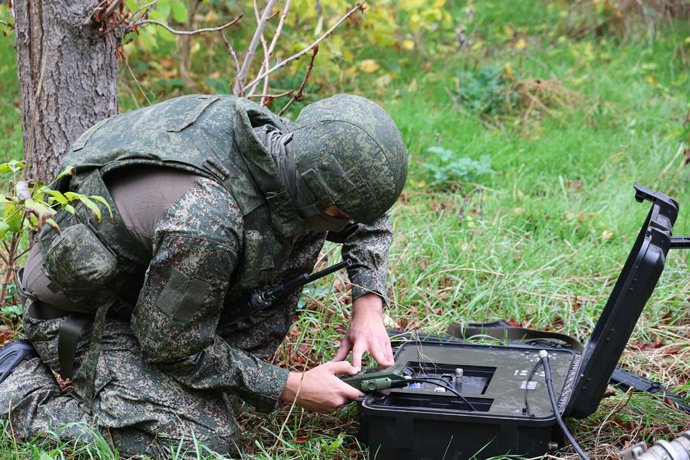 RÚSSIA – 14 DE OUTUBRO DE 2026: Um militar do 71º regimento da 42ª divisão, do Grupo de Forças Dnepr, instala o repetidor de rádio Azart na zona da operação militar especial