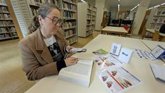 Foto: La biblioteca central de Barakaldo incorpora una lupa inteligente para personas con dificultades visuales y lectoras