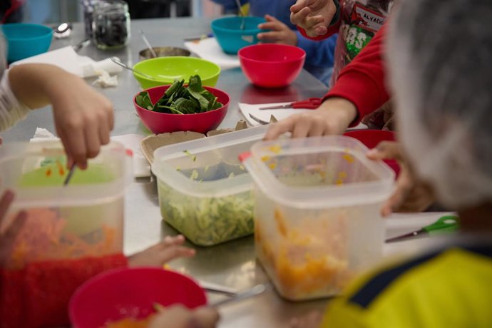 Archivo - Arquivo - Várias crianças participam de uma oficina no Madrid Food Innovation Hub, em 27 de dezembro de 2023, em Madri (Espanha). Ángel Niño visitou hoje o Madrid Food Innovation Hub, uma iniciativa pioneira em Madri voltada para promover a inov