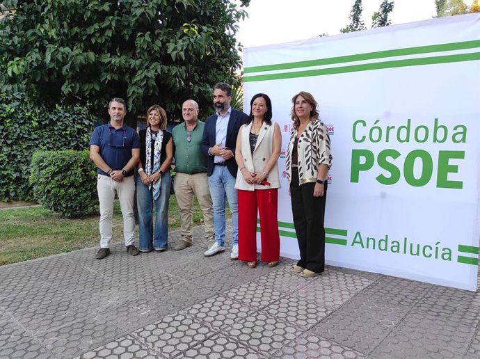 Juanma Poyato (izda.), junto a los  candidatos del PSOE de Córdoba Carmen Lara (Congreso), Emilio Martínez (Congreso), Alberto Mayoral (Congreso), Rafi Crespín (Senado) y Ana López Losilla (Senado).