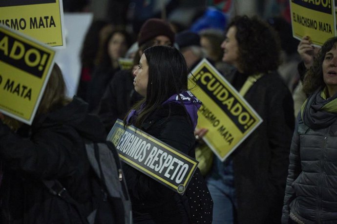 Archivo - Decenas de personas durante la manifestación organizada por el Foro de Madrid Contra la Violencia a las Mujeres con motivo del 25N, en una foto de archivo.