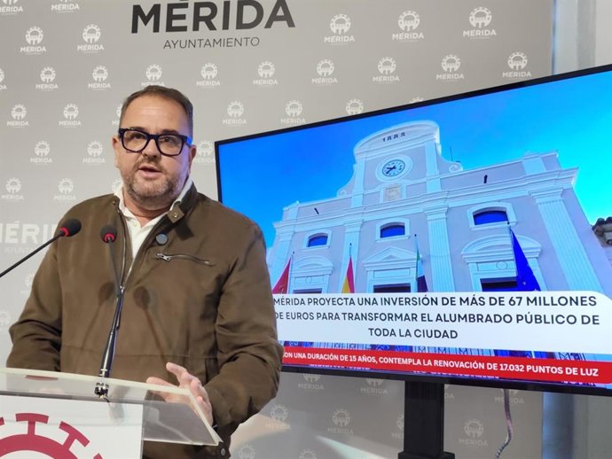 El alcalde de Mérida, Antonio Rodríguez Osuna, detalla el nuevo contrato de suministro energético de la ciudad.