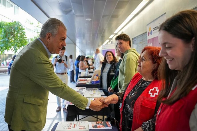 El alcalde de Sevilla, José Luis Sanz, visita la tercera Feria de Entidades Sociales 'Sevilla, Ciudad Comprometida 2026'.
