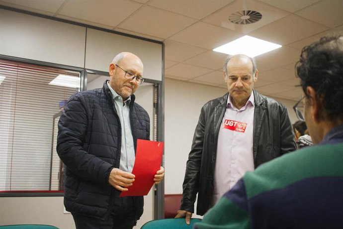 Manuel Pina (CCOO) y José Juan Arceiz (UGT) registran en el SAMA la convocatoria de huelga general del 11 de noviembre.