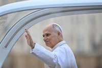 El Papa León XIV se sube al papamóvil y dirige la Audiencia General, una semana después de la operación