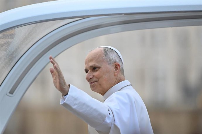 El Papa recorre la Plaza de San Pedro en el Papamóvil, en el marco de su audiencia general de este miércoles 21 de octubre.