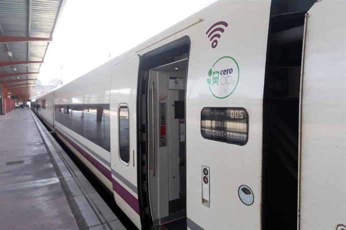 Archivo - Un tren de Renfe en la estación de Chamartín-Clara Campoamor.