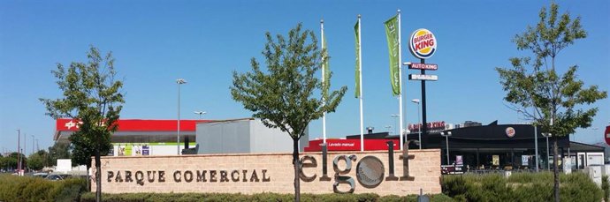 Fachada del parque comercial El Golf de Talavera de la Reina.