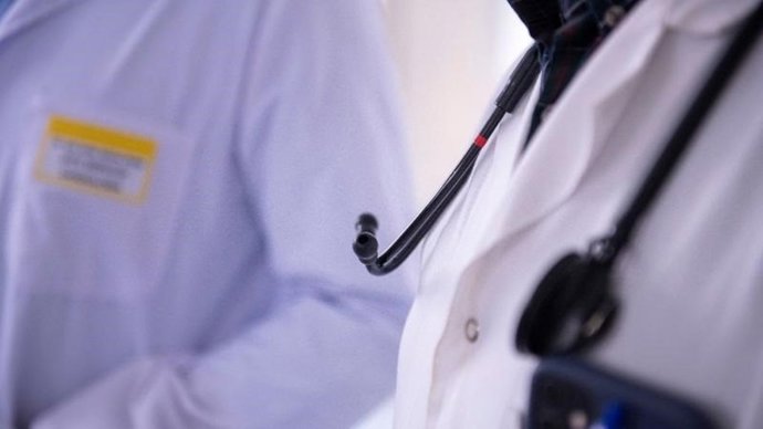Archivo - Un médico en su consultorio