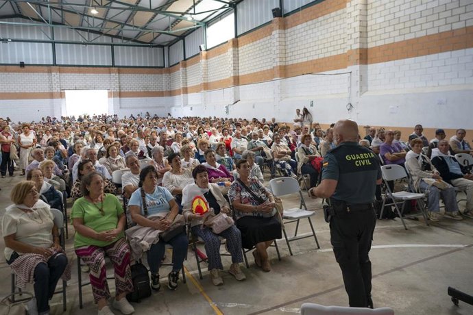 Actividad de la Diputación de Cáceres y la Guardia Civil dirigida a las personas mayores de la provincia