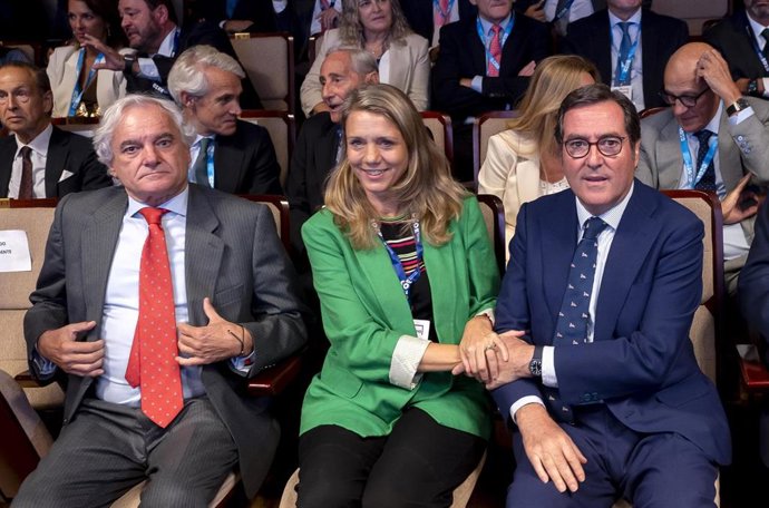 (I-D) El vicepresidente primero de CEOE y presidente de CEIM, Miguel Garrido, la vicepresidenta de CEOE, Ángela de Miguel, y el presidente de CEOE, Antonio Garamendi, durante la celebración de la Asamblea General Electoral el pasado 1 de octubre