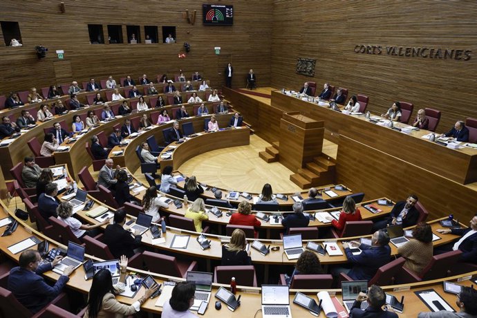 Diputats en l'hemicicle durant una sessió de control en Les Corts