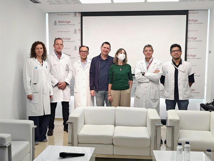 Los responsables del hospital junto a la paciente y el donante, su marido.