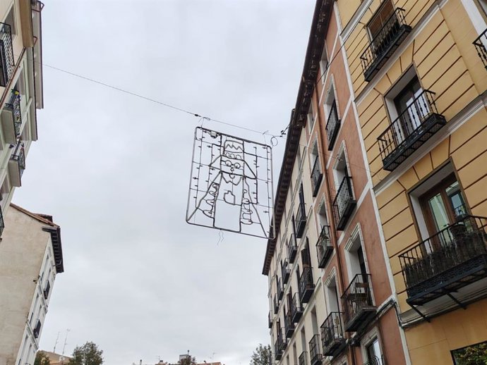 El corazón de Madrid se prepara para la Navidad instalando las luces diseñadas a partir de los dibujos de niños