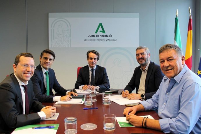 El consejero de Fomento y Movilidad, Mario Muñoz-Atanet, se reúne con el alcalde de Fuentes de Andalucía, Francisco Martínez, y el alcalde de Lantejuela, Juan Lora, para abordar las obras en la A-407