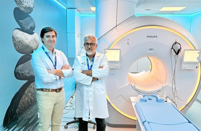 A la izquierda Javier Almoguera, director técnico de Vithas Diagnostico, acompañado del Dr. Rafael Ramos de la Rosa, jefe de la Unidad de Diagnóstico por la Imagen de Vithas Málaga.