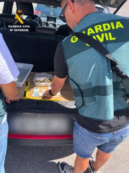 Un agente de la Guardia Civil efectuando un registro en un vehículo en Fuerteventura