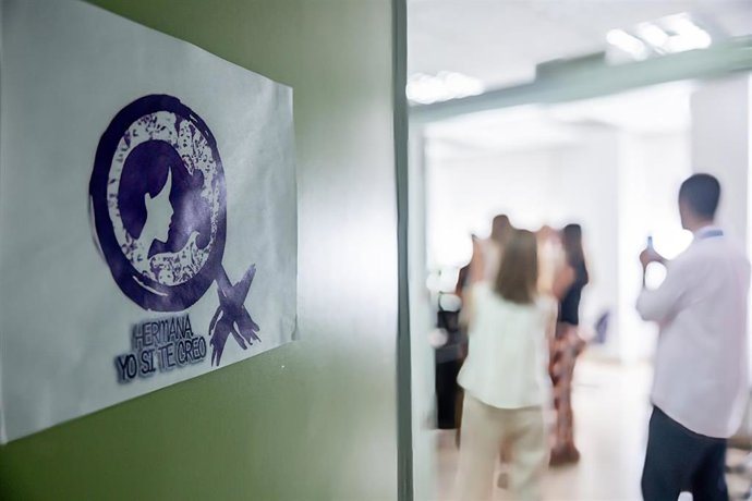 Archivo - Cartel en el Centro Crisis 24h de atención a víctimas de violencia sexual Pilar Estébanez, a 31 de julio de 2026, en Madrid (España).