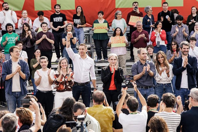 (I-D) El líder de Xunta Aragonesista, Jorge Pueyo; el ministre de Consum i Agenda 2030, Pablo Bustinduy; la portaveu de Sumar en el Congrés, Verónica Martínez Barber; el diputat de Més Madrid en l'Assemblea, Emilio Delgado...