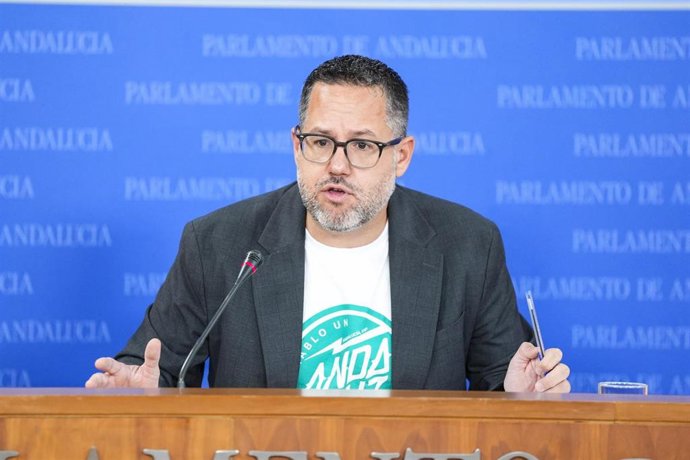 El portavoz del Grupo Parlamentario Adelante Andalucía, José Ignacio García, durante la ronda de ruedas de prensa de portavoces de los grupos parlamentarios en el Parlamento de Andalucía. 