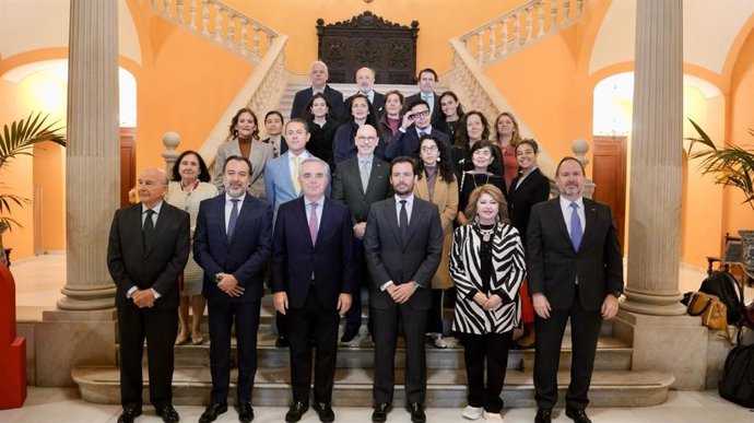 Foto de familia tras el encuentro de representantes de la Alianza Iberoamericana 500+, en la Casa Consistorial