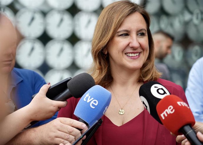 Archivo - La alcaldesa de Valencia, María José Catalá, atiende a los medios (imagen de archivo)