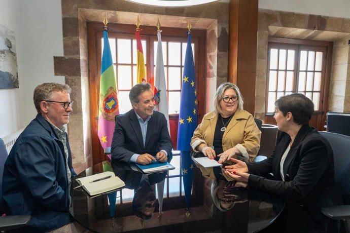 Reunión del alcalde de Camargo, Diego Movellán, con ACECAN