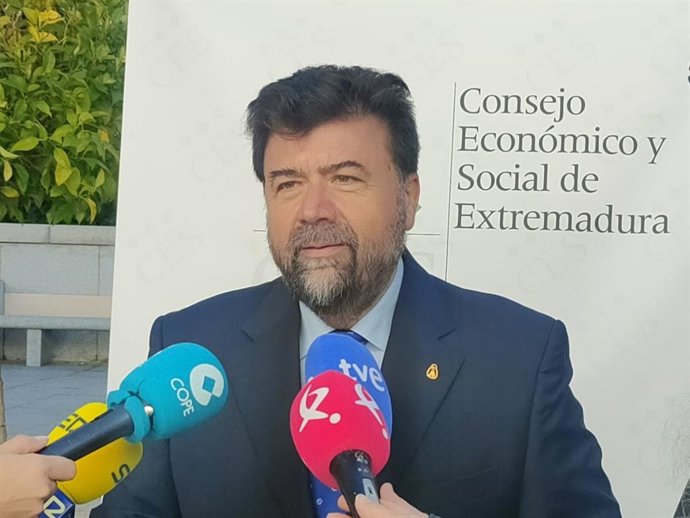 Archivo - Imagen de archivo del secretario general de la Creex, Francisco Javier Peinado