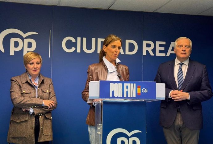 Rueda de prensa de Fúnez, acompañada de Paco Cañizares y Sonia González.
