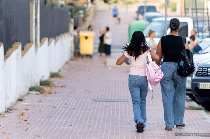 Archivo - Varias alumnas de camino al instituto, a 8 de septiembre de 2026, en Móstoles, Madrid (España). 