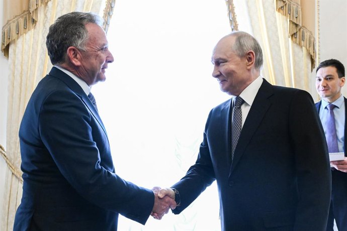 RÚSSIA, SÃO PETERSBURGO – 21 DE OUTUBRO DE 2026: Vladimir Putin (à direita, à frente), presidente da Rússia, e Steve Witkoff, enviado especial do presidente dos EUA para missões de paz, apertam as mãos durante uma reunião no Palácio Constantino