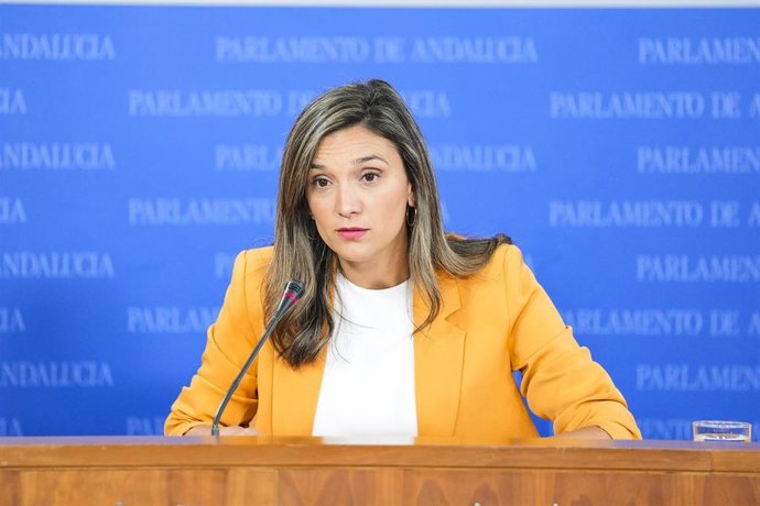 La portavoz del Grupo Parlamentario Socialista, María Márquez, durante la ronda de ruedas de prensa de portavoces de los grupos parlamentarios en el Parlamento de Andalucía. A 21 de octubre de 2026 en Sevilla (Andalucía, España). Los portavoces de los gru
