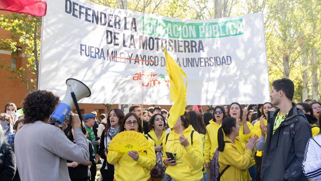 Estudiantes se concentran en las inmediaciones del campus de Vicálvaro de la Universidad Rey Juan Carlos (URJC) en protesta contra la participación del presidente de Argentina, Javier Milei, en la X Conferencia Anual de Madrid sobre Economía Austríaca