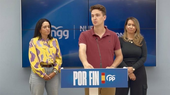 El presidente de Nuevas Generaciones, Ignacio Dancausa, junto a a la presidenta de la formación juvenil en Andalucía, María José Carmona, y la presidenta de NNGG en Málaga, Jéssica Trujillo.