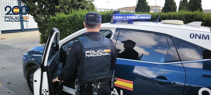 Un agente de la Policía Nacional en Palma.