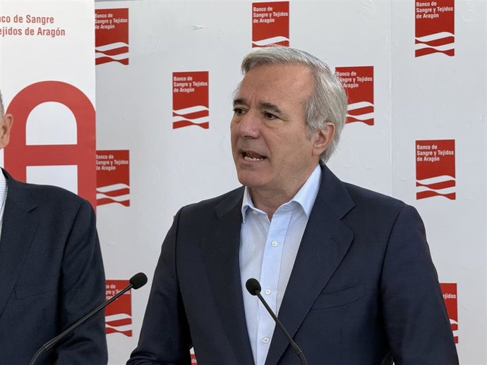 El presidente del Gobierno de Aragón, Jorge Azcón, durante su visita de este miércoles, 21 de octubre, al Banco de Sangre y Tejidos de la comunidad autónoma.