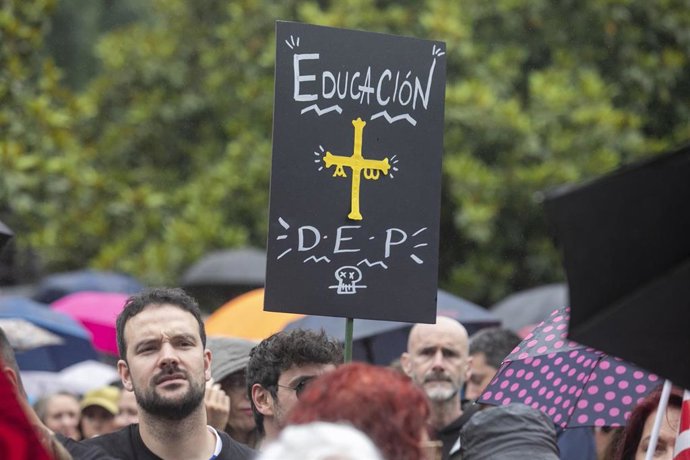Archivo - Profesores durante una manifestación 