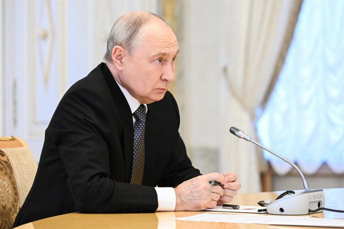 RÚSSIA, SÃO PETERSBURGO – 21 DE OUTUBRO DE 2026: O presidente da Rússia, Vladimir Putin, é fotografado durante uma reunião com Steve Witkoff, enviado especial do presidente dos EUA para missões de paz, no Palácio Constantino