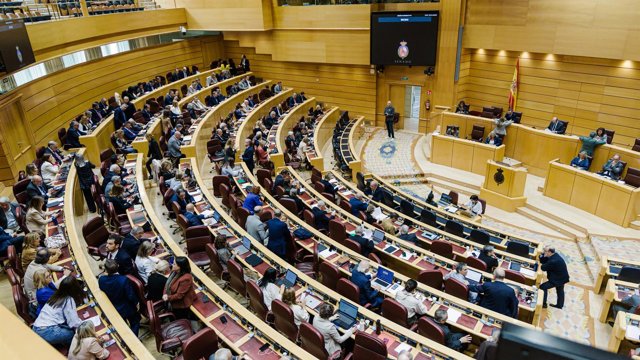 Archivo - Senadores durante una sesión plenaria, en el Senado, a 22 de octubre de 2025, en Madrid (España).