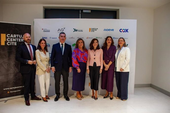 La consejera de Empleo, Empresa y Trabajo Autónomo, Rocío Blanco, en el acto de apertura del III Foro Recursos Humanos Andalucía junto a responsables empresariales y representantes institucionales.
