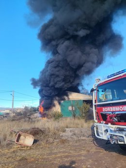 Los bomberos de la Diputación de Soria intervienen en un incendio en una nave de Matalebreras.