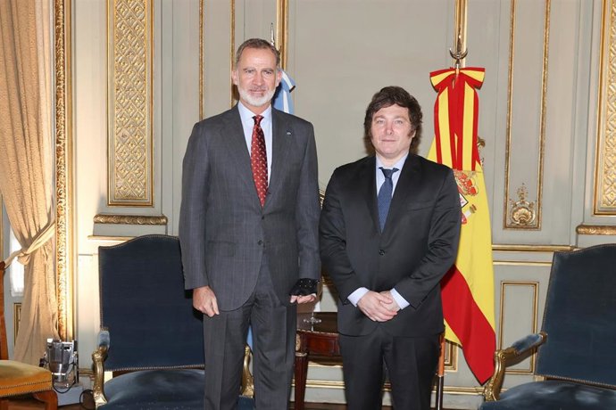 Archivo - El Rey Felipe VI junto al entonces presidente electo de Argentina, Javier Milei, antes de su toma de posesión en diciembre de 2023