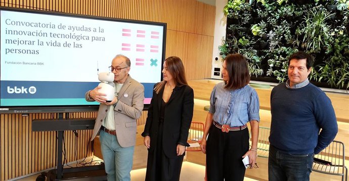 La directora de Obra Social de BBK, Nora Sarasola (segunda por la izquierda) con tres de los proyectos innovadores seleccionados por BBK.
