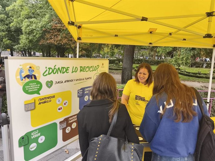 Punto informativo de la campaña sobre el reciclaje de envases en barrios de Valladolid.
